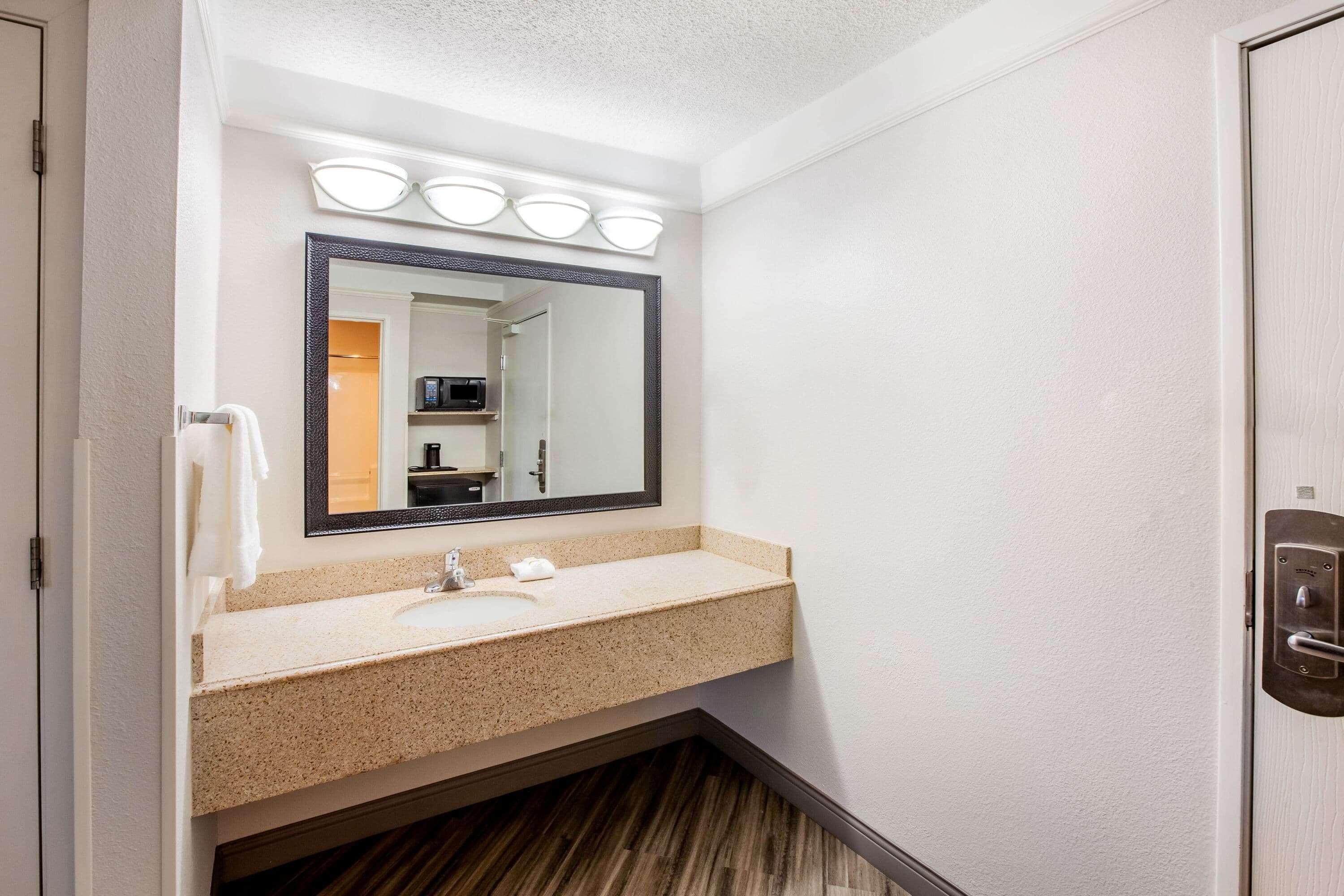 La Quinta By Wyndham Houston Baytown East Hotel Exterior photo